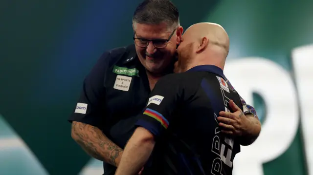 Gary Anderson embraces Justin Hood