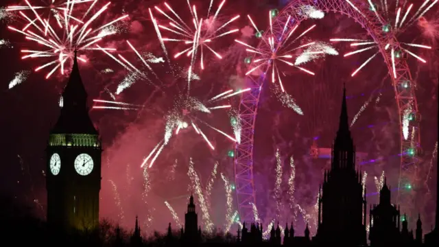 Fishekzjarre rreth Parlamentit në Londër