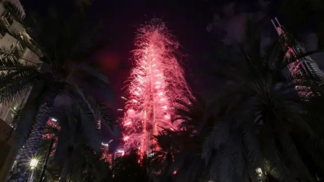 Ndërtesa më e lartë në botë e rrethuar nga fishekzjarre