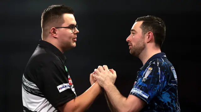 Gian van Veen shakes hands with Luke Humphries