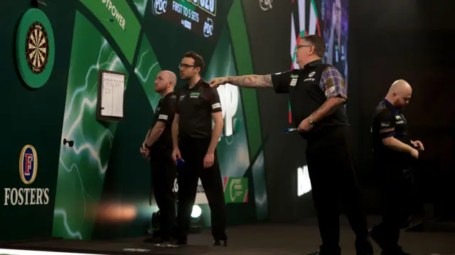 Gary Anderson throws a dart