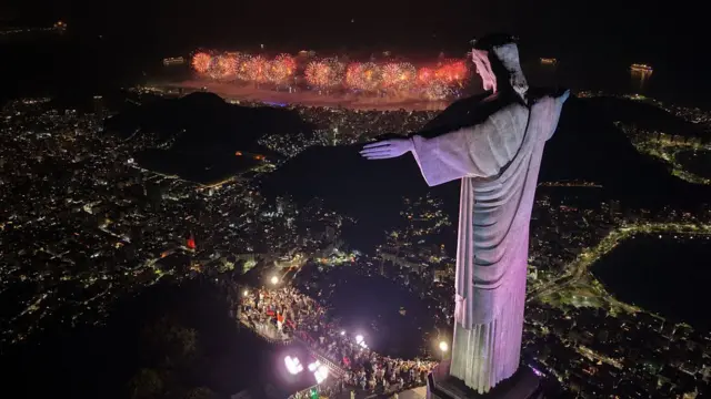 Pamje ajrore e Krishtit Shëlbues ndërsa fishekzjarrët për të festuar Vitin e Ri shpërthejnë në plazhin e Copacabanës