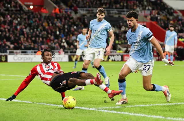 Romaine Mundle battles for the ball with Matheus Nunes