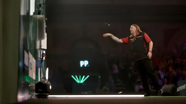 Ryan Searle throws a dart
