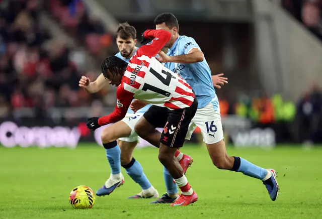 Romaine Mundle of Sunderland battles for possession