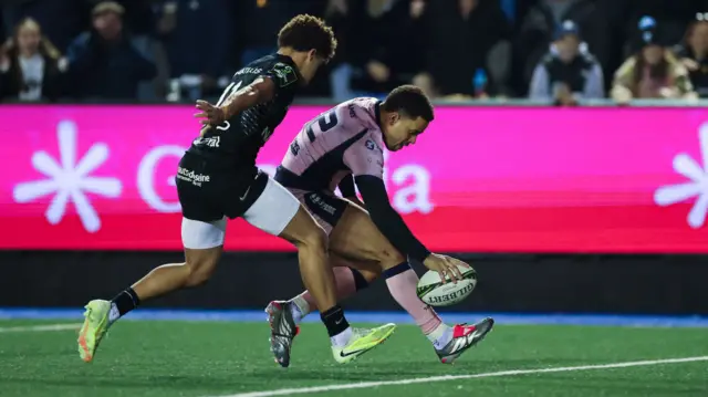 Ben Thomas dabs down for Cardiff try