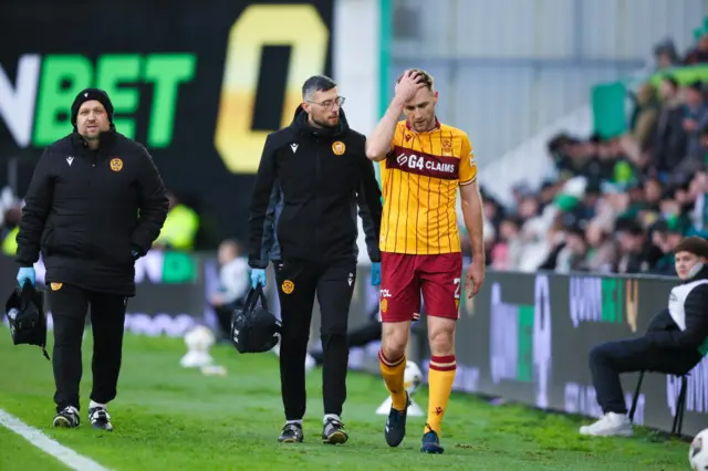 Stephen O'Donnell limps off at Easter Road