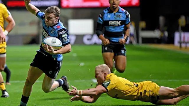 Tom Bowen beats Tinus de Beer for Dragons against Cardiff