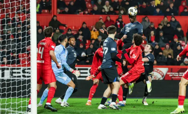 Emmanuel Fernandez heads off target