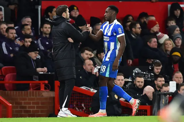 Fabian Hurzeler shakes Danny Welbeck's hand