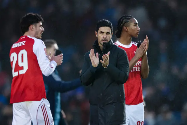 Mikel Arteta claps
