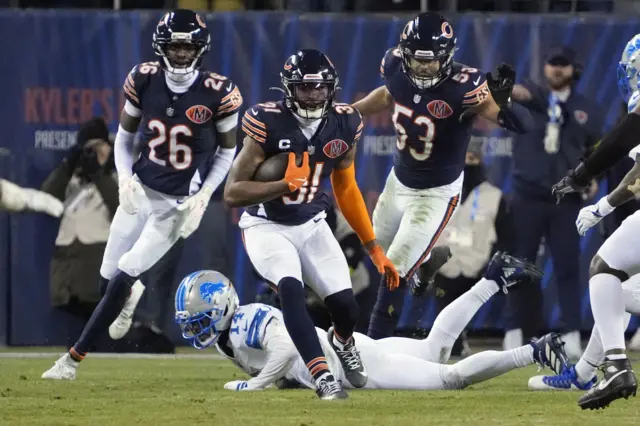 Chicago Bears safety Kevin Byard runs the ball against Detroit