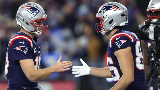 Drake Maye high-fives Hunter Henry