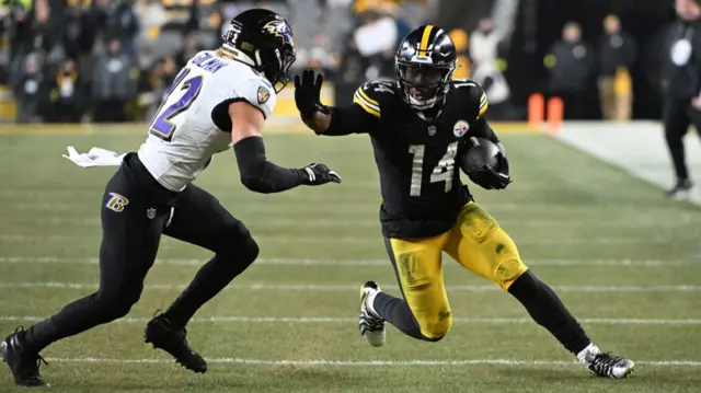 Pittsburgh Steelers running back Kenneth Gainwell rushes the ball against the Baltimore Ravens