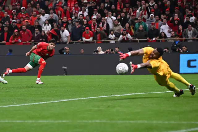 Abde Ezzalzouli shoots in front of Nigeria's goalkeeper