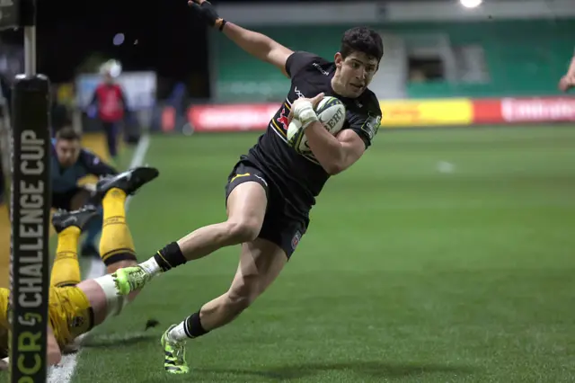 Simon Benitez Cruz scores a try
