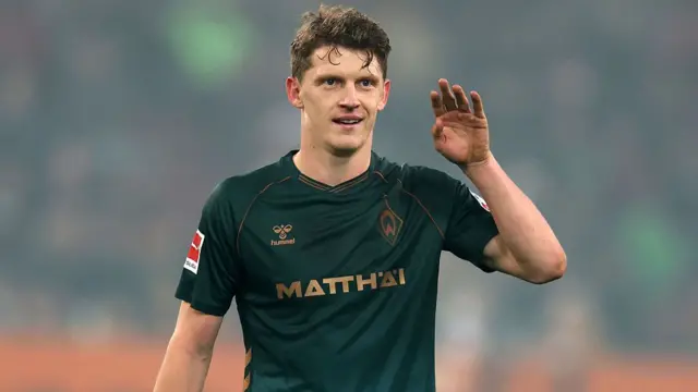 Werder Bremen's Jen Stage in action. He's wearing Bremen's dark green third kit.