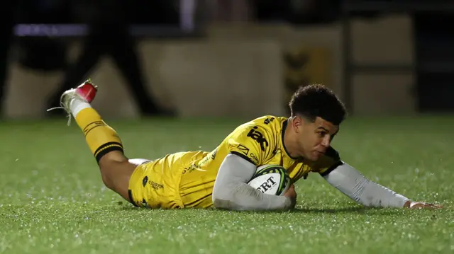 Rio Dyer scores a try