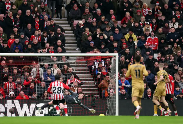 Dean Henderson of Crystal Palace fails to make a save a Enzo Le Fee of Sunderland scores