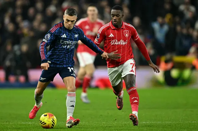 Arsenal's Belgian midfielder #19 Leandro Trossard runs with the ball