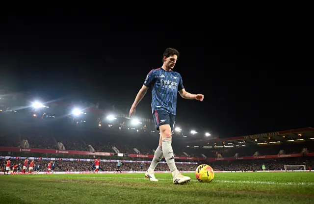 Declan Rice of Arsenal prepares to take a corner kick