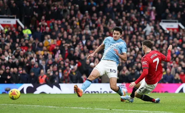 Mason Mount of Manchester United scores his team's third goal