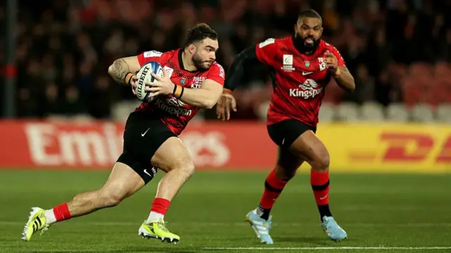 Toulon's French hooker Teddy Baubigny runs with the ball