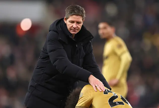 Oliver Glasner, Manager of Crystal Palace, consoles Chris Richards