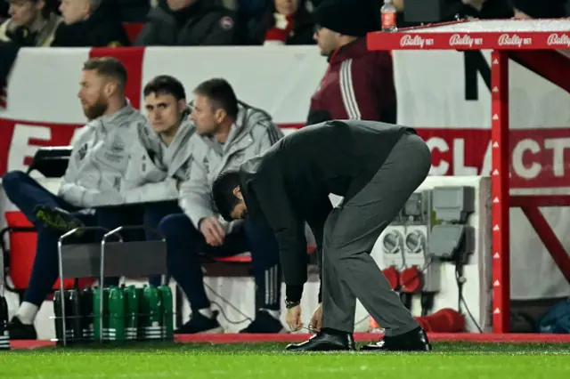 Arsenal's Spanish manager Mikel Arteta ties his shoelace