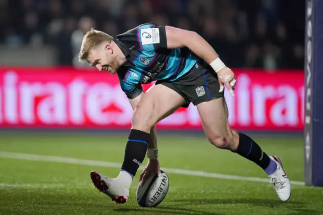 Kyle Steyn dots down for a try