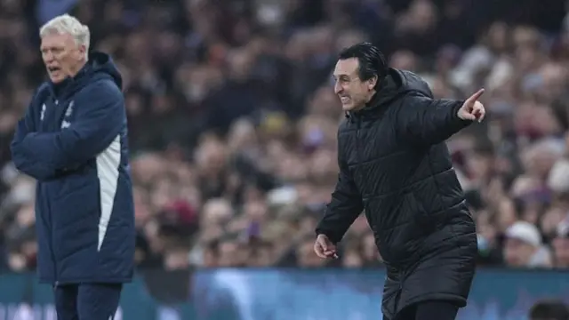 Unai Emery gives instructions from the sideline
