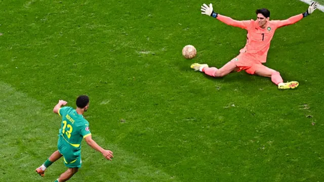 Yassine Bonou saves Iliman Ndiaye's shot