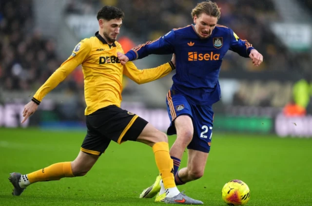 Wolverhampton Wanderers' Santiago Bueno (left) and Newcastle United's Nick Woltemade battle for the ball