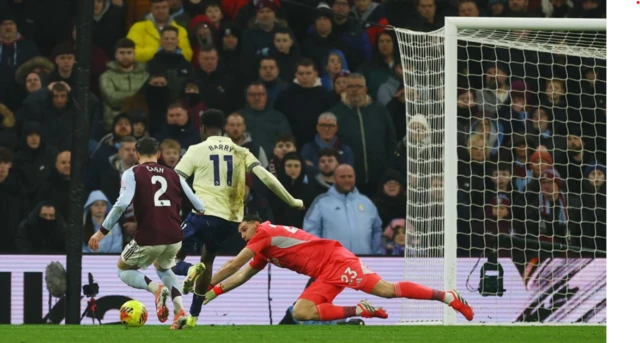 Everton's Thierno Barry scores their first goal