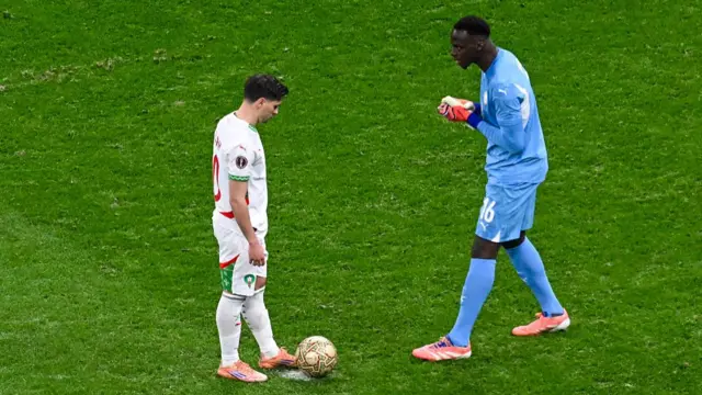 Edouard Mendy speaks to Brahim Diaz before he takes a penalty