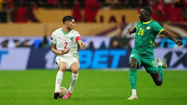 Idrissa Gueye and Achraf Hakimi compete for the ball