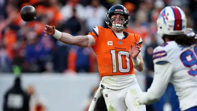 Bo Nix throws a pass
