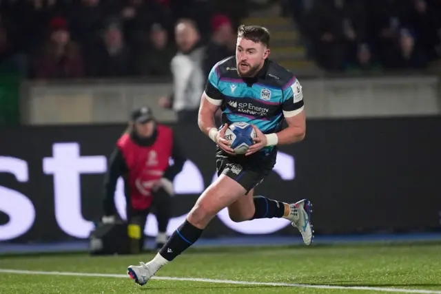 Ollie Smith runs over for a try