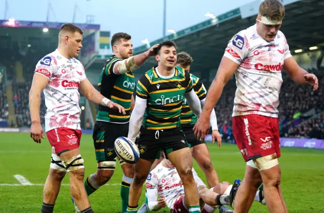 Edoardo Todaro celebrates scoring his try