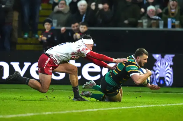 Ollie Sleightholme.dives over to score a try