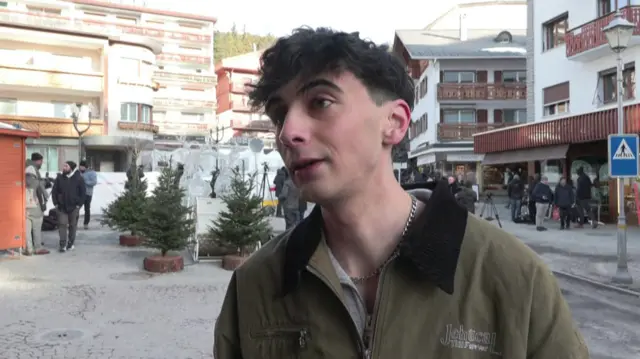Elliot Alvarez speaking to a camera in 'Crans-Montana