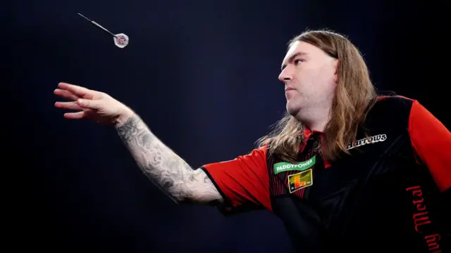 Ryan Searle throws a dart