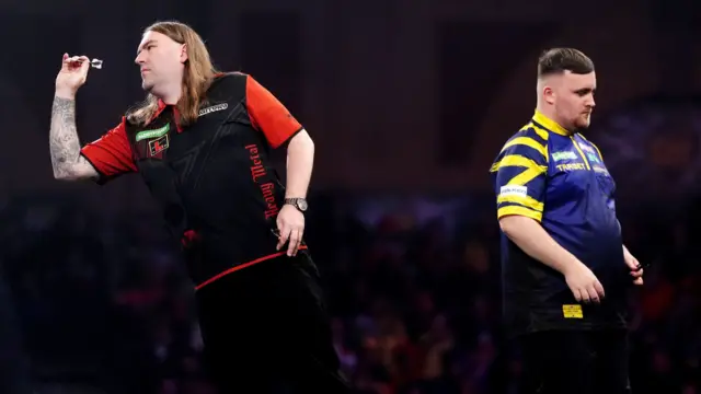Ryan Searle throws a dart
