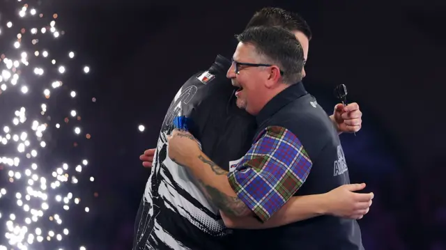 Gary Anderson embraces Gian van Veen