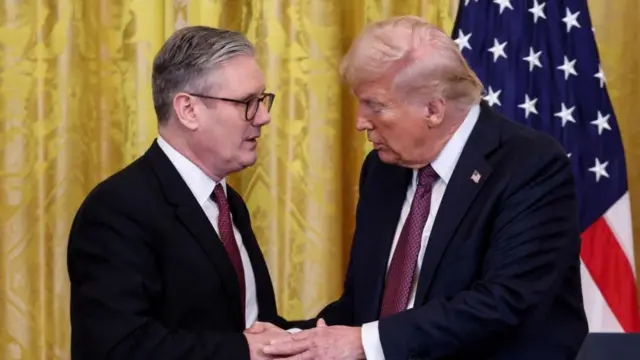 Starmer and Trump shake hands