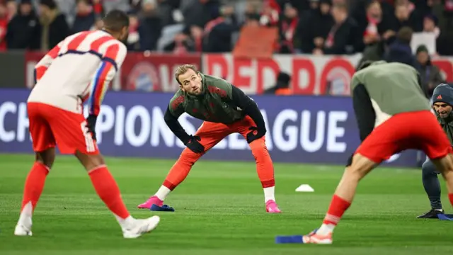 Harry Kane warms up