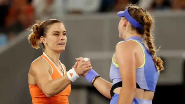 Maria Sakkari and Mirra Andreeva shake hands