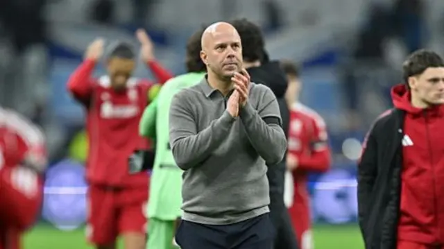 Arne Slot applauds fans