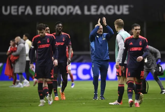 Nottingham Forest's British coach Sean Dyche (C) applauds at the end