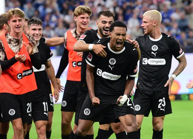 Andreas Hountondji celebrates with St. Pauli teammates